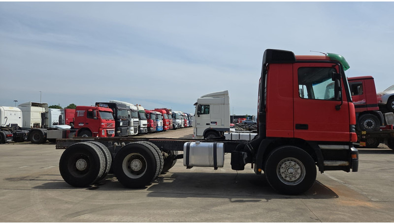 Mercedes-Benz ACTROS 2640 (EPS / 3 PEDALES / V6 / LAMES / GRAND PONT / EURO 2 / SEMI-AUTO) - Camion şasiu: Foto 4 Mercedes-Benz ACTROS 2640 (EPS / 3 PEDALES / V6 / LAMES / GRAND PONT / EURO 2 / SEMI-AUTO) - Camion şasiu: Foto 4