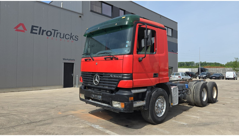 Mercedes-Benz ACTROS 2640 (EPS / 3 PEDALES / V6 / LAMES / GRAND PONT / EURO 2 / SEMI-AUTO) - Camion şasiu: Foto 1 Mercedes-Benz ACTROS 2640 (EPS / 3 PEDALES / V6 / LAMES / GRAND PONT / EURO 2 / SEMI-AUTO) - Camion şasiu: Foto 1
