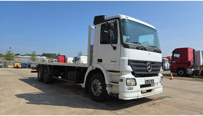 Mercedes-Benz Actros 2636 (6X4 / LAMES / GRAND PONT / MP2 / STEEL SUSP. / BOITE MANUELLE / MANUAL GEARBOX / 9M CHASSIS !!!) - Camion platformă: Foto 3 Mercedes-Benz Actros 2636 (6X4 / LAMES / GRAND PONT / MP2 / STEEL SUSP. / BOITE MANUELLE / MANUAL GEARBOX / 9M CHASSIS !!!) - Camion platformă: Foto 3
