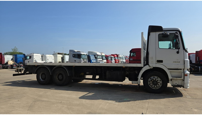 Mercedes-Benz Actros 2636 (6X4 / LAMES / GRAND PONT / MP2 / STEEL SUSP. / BOITE MANUELLE / MANUAL GEARBOX / 9M CHASSIS !!!) - Camion platformă: Foto 4 Mercedes-Benz Actros 2636 (6X4 / LAMES / GRAND PONT / MP2 / STEEL SUSP. / BOITE MANUELLE / MANUAL GEARBOX / 9M CHASSIS !!!) - Camion platformă: Foto 4