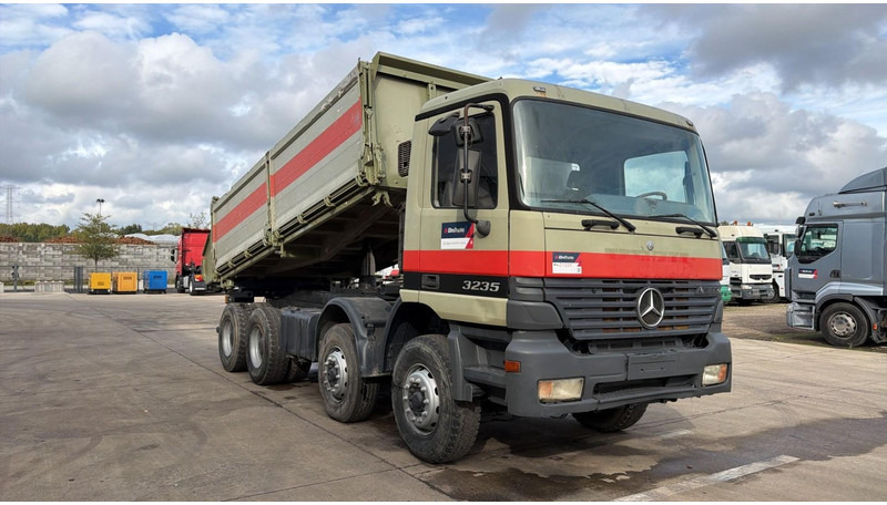 Mercedes-Benz Actros 3235 (EPS / LAMES / GRAND PONT / STEEL SUSP. / 3 PEDALES / MP1) - Camion basculantă: Foto 3 Mercedes-Benz Actros 3235 (EPS / LAMES / GRAND PONT / STEEL SUSP. / 3 PEDALES / MP1) - Camion basculantă: Foto 3