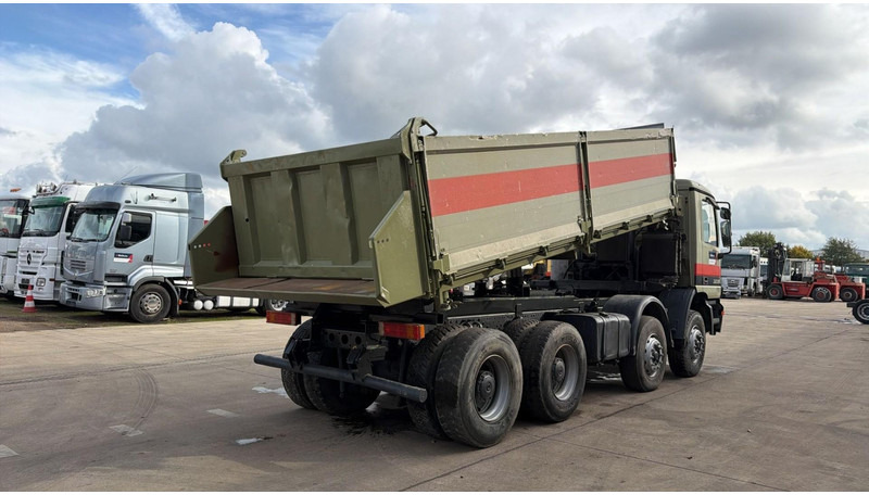 Mercedes-Benz Actros 3235 (EPS / LAMES / GRAND PONT / STEEL SUSP. / 3 PEDALES / MP1) - Camion basculantă: Foto 4 Mercedes-Benz Actros 3235 (EPS / LAMES / GRAND PONT / STEEL SUSP. / 3 PEDALES / MP1) - Camion basculantă: Foto 4