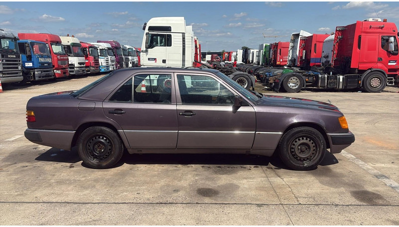 Mercedes-Benz E-Klasse 200 (GERMAN CAR / VOITURE D'ALLEMAGNE / ESSENCE / PETROL / MANUAL) - Berlină/ Sedan: Foto 4 Mercedes-Benz E-Klasse 200 (GERMAN CAR / VOITURE D'ALLEMAGNE / ESSENCE / PETROL / MANUAL) - Berlină/ Sedan: Foto 4
