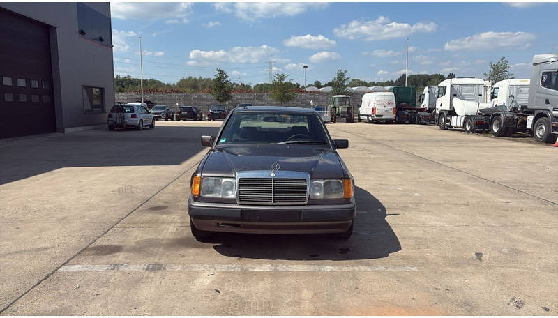 Mercedes-Benz E-Klasse 200 (GERMAN CAR / VOITURE D'ALLEMAGNE / ESSENCE / PETROL / MANUAL) - Berlină/ Sedan: Foto 2 Mercedes-Benz E-Klasse 200 (GERMAN CAR / VOITURE D'ALLEMAGNE / ESSENCE / PETROL / MANUAL) - Berlină/ Sedan: Foto 2