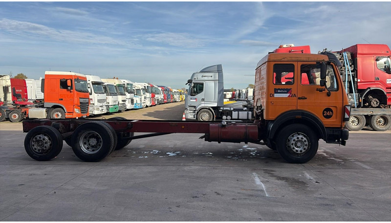 Mercedes-Benz SK 2222 (V6 / FULL STEEL / LAMES / BOITE MANUELLE / POMPE MANUELLE / 8 ROUES / 6X2) - Camion şasiu: Foto 3 Mercedes-Benz SK 2222 (V6 / FULL STEEL / LAMES / BOITE MANUELLE / POMPE MANUELLE / 8 ROUES / 6X2) - Camion şasiu: Foto 3