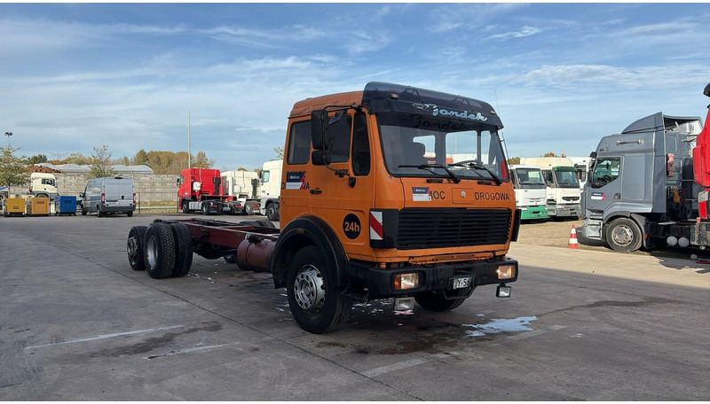 Mercedes-Benz SK 2222 (V6 / FULL STEEL / LAMES / BOITE MANUELLE / POMPE MANUELLE / 8 ROUES / 6X2) - Camion şasiu: Foto 5 Mercedes-Benz SK 2222 (V6 / FULL STEEL / LAMES / BOITE MANUELLE / POMPE MANUELLE / 8 ROUES / 6X2) - Camion şasiu: Foto 5