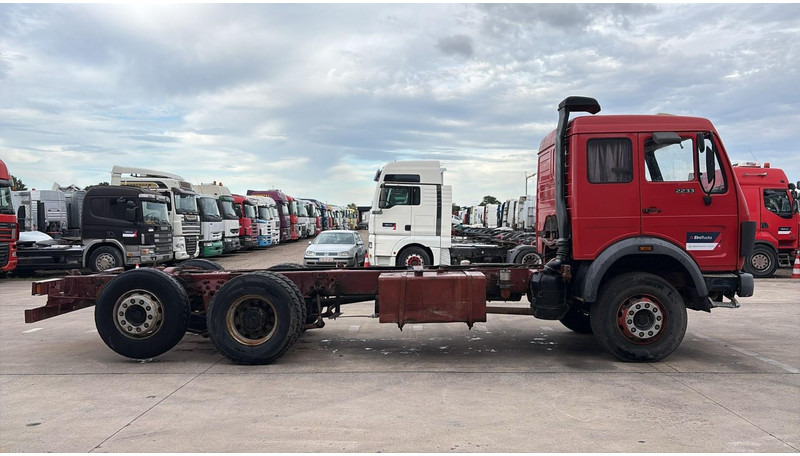 Mercedes-Benz SK 2233 (GRAND PONT / V8 AVEC 2X TURBO / BIG AXLE) - Camion şasiu: Foto 3 Mercedes-Benz SK 2233 (GRAND PONT / V8 AVEC 2X TURBO / BIG AXLE) - Camion şasiu: Foto 3