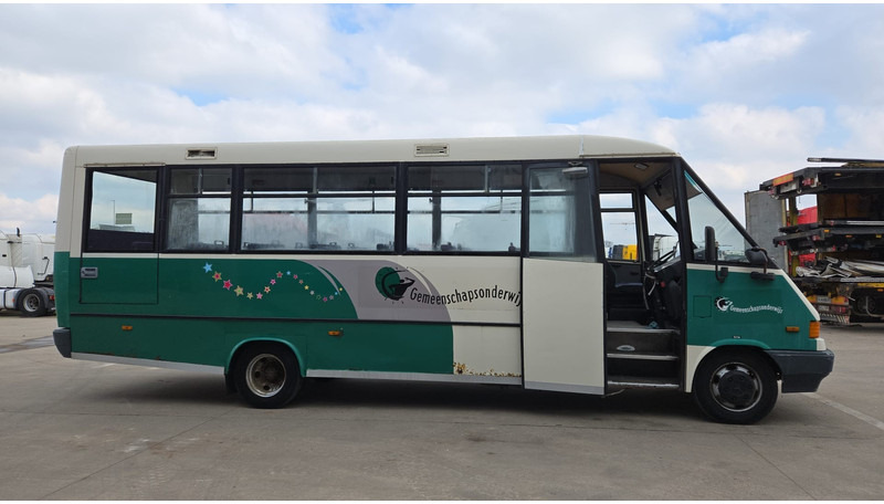 Mercedes-Benz Vario 614 (BELGIAN BUS / 34 SEATS / MANUAL PUMP / LAMES / STEEL SUSP.) - Autobuz urban: Foto 4 Mercedes-Benz Vario 614 (BELGIAN BUS / 34 SEATS / MANUAL PUMP / LAMES / STEEL SUSP.) - Autobuz urban: Foto 4