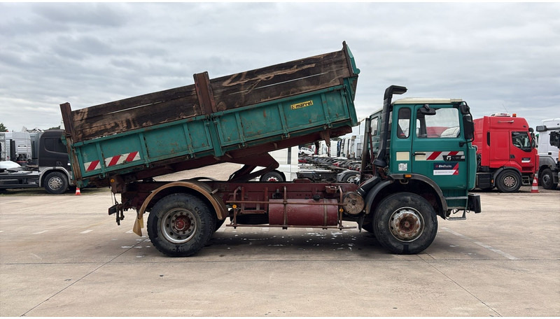 Renault G 300 Manager (LAMES / STEEL SUSP. / GRAND PONT / POMPE MANUELLE) - Camion basculantă: Foto 4 Renault G 300 Manager (LAMES / STEEL SUSP. / GRAND PONT / POMPE MANUELLE) - Camion basculantă: Foto 4