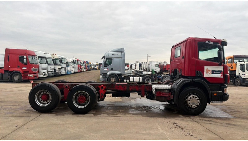 Scania 124 - 400 (MANUAL PUMP / 6X2 / BIG AXLE / GRAND PONT / POMPE MANUELLE) - Camion şasiu: Foto 3 Scania 124 - 400 (MANUAL PUMP / 6X2 / BIG AXLE / GRAND PONT / POMPE MANUELLE) - Camion şasiu: Foto 3