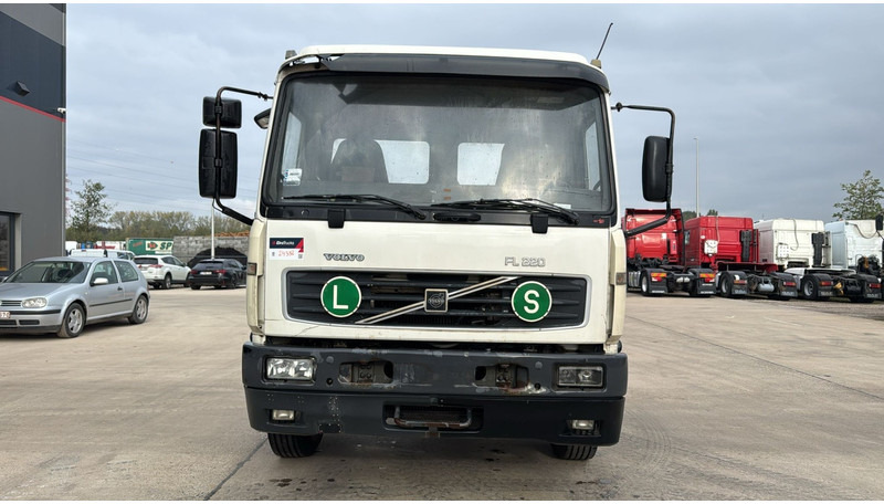 Volvo FL 220 (FULL STEEL SUSP. / 10 BOLTS / 18 TONS / VERY CLEAN CHASSIS !!! / CHASSIS 5.50M LENGHT) - Camion şasiu: Foto 2 Volvo FL 220 (FULL STEEL SUSP. / 10 BOLTS / 18 TONS / VERY CLEAN CHASSIS !!! / CHASSIS 5.50M LENGHT) - Camion şasiu: Foto 2