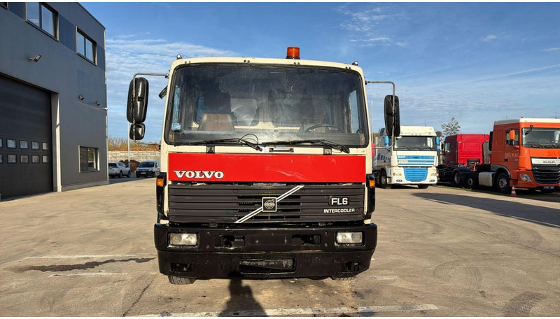 Volvo FL 6-18 (10 BOLTS / POMPE MANUELLE / MANUAL PUMP / 18T / STEEL SUSP. / LAMES) - Camion basculantă: Foto 3 Volvo FL 6-18 (10 BOLTS / POMPE MANUELLE / MANUAL PUMP / 18T / STEEL SUSP. / LAMES) - Camion basculantă: Foto 3