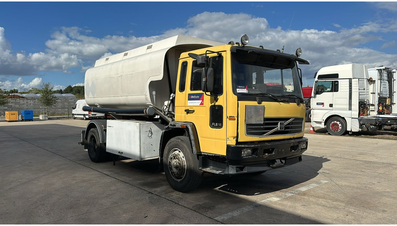 Volvo FL 6-18 (12400 LITERS / 3 COMPARTIMENTS / EURO 2 / STEEL SUSP. / LAMES) - Camion cisternă: Foto 3 Volvo FL 6-18 (12400 LITERS / 3 COMPARTIMENTS / EURO 2 / STEEL SUSP. / LAMES) - Camion cisternă: Foto 3