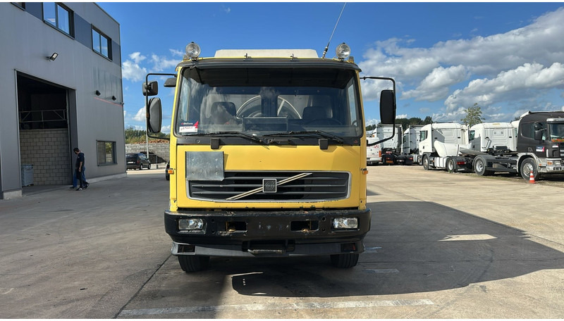 Volvo FL 6-18 (12400 LITERS / 3 COMPARTIMENTS / EURO 2 / STEEL SUSP. / LAMES) - Camion cisternă: Foto 2 Volvo FL 6-18 (12400 LITERS / 3 COMPARTIMENTS / EURO 2 / STEEL SUSP. / LAMES) - Camion cisternă: Foto 2