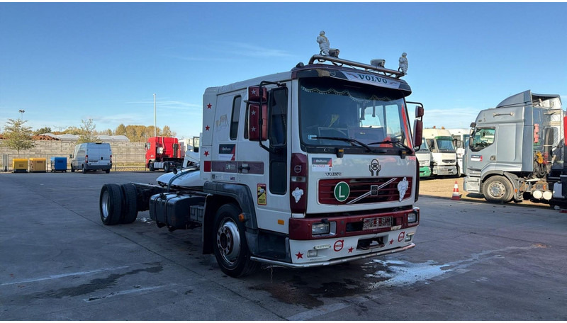Volvo FL 6 - 220 (MANUAL GEARBOX / BOITE MANUELLE / 8 TONNES) - Camion şasiu: Foto 2 Volvo FL 6 - 220 (MANUAL GEARBOX / BOITE MANUELLE / 8 TONNES) - Camion şasiu: Foto 2