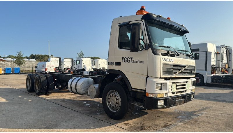 Volvo FM 10 - 320 (POMPE MANUELLE / BIG HUB / GRAND PONT / LAMES / STEEL SUSP. / MANUAL PUMP) - Camion şasiu: Foto 5 Volvo FM 10 - 320 (POMPE MANUELLE / BIG HUB / GRAND PONT / LAMES / STEEL SUSP. / MANUAL PUMP) - Camion şasiu: Foto 5