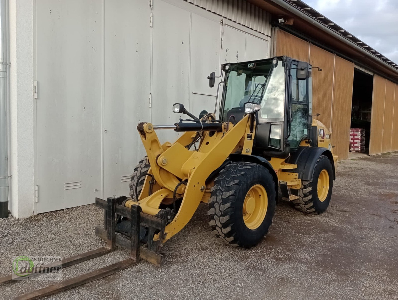 CAT 908 M - Încărcător frontal pe pneuri: Foto 4 CAT 908 M - Încărcător frontal pe pneuri: Foto 4