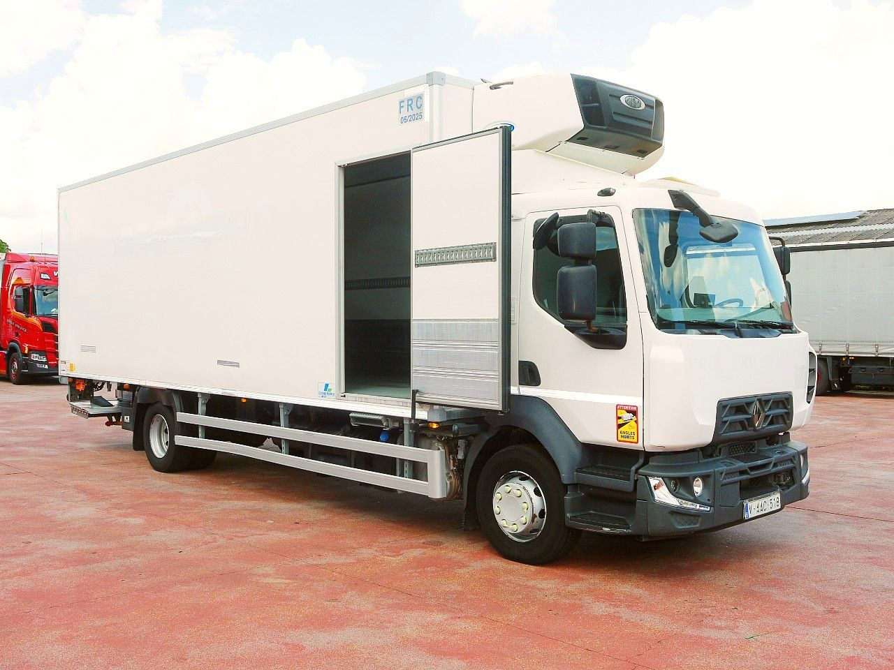 Renault D 16 250 KUHLKOFER CARRIER SUPRA 850 / KLIMA A/C - Camion frigider: Foto 3 Renault D 16 250 KUHLKOFER CARRIER SUPRA 850 / KLIMA A/C - Camion frigider: Foto 3