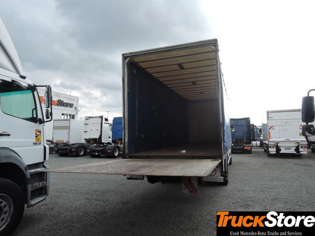 Mercedes-Benz ATEGO AXOR 1828 L - Camion cu prelată: Foto 4 Mercedes-Benz ATEGO AXOR 1828 L - Camion cu prelată: Foto 4