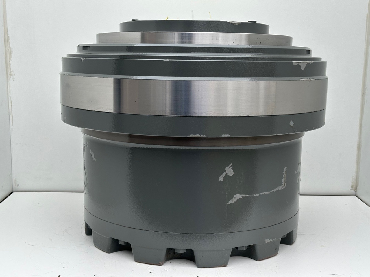 LIEBHERR Original Fahrantrieb Typ:FAT550P046 mit ID-Nr.9443780 – ID-Nr.944378003 – ID-Nr.90008209. A900,LH120,LH150,E974,ER974,LOS412,LOS974,R964,R966,R970,R974,R976,R980. #944378003.159-011# - Transmisie finală pentru Excavator pe şenile: Foto 3 LIEBHERR Original Fahrantrieb Typ:FAT550P046 mit ID-Nr.9443780 – ID-Nr.944378003 – ID-Nr.90008209. A900,LH120,LH150,E974,ER974,LOS412,LOS974,R964,R966,R970,R974,R976,R980. #944378003.159-011# - Transmisie finală pentru Excavator pe şenile: Foto 3