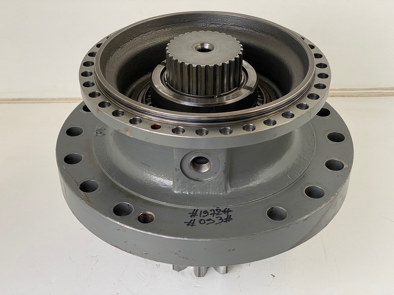 Liebherr Abtriebswellengehäuse ID-Nr.90018934 mit Abtriebswelle ID-Nr.90204999. SAT275/260 - SAT275/261 - SAT275/266 - SAT275/289.  #1972#093# - Reductor de rotire pentru Utilaje constructii: Foto 3 Liebherr Abtriebswellengehäuse ID-Nr.90018934 mit Abtriebswelle ID-Nr.90204999. SAT275/260 - SAT275/261 - SAT275/266 - SAT275/289.  #1972#093# - Reductor de rotire pentru Utilaje constructii: Foto 3