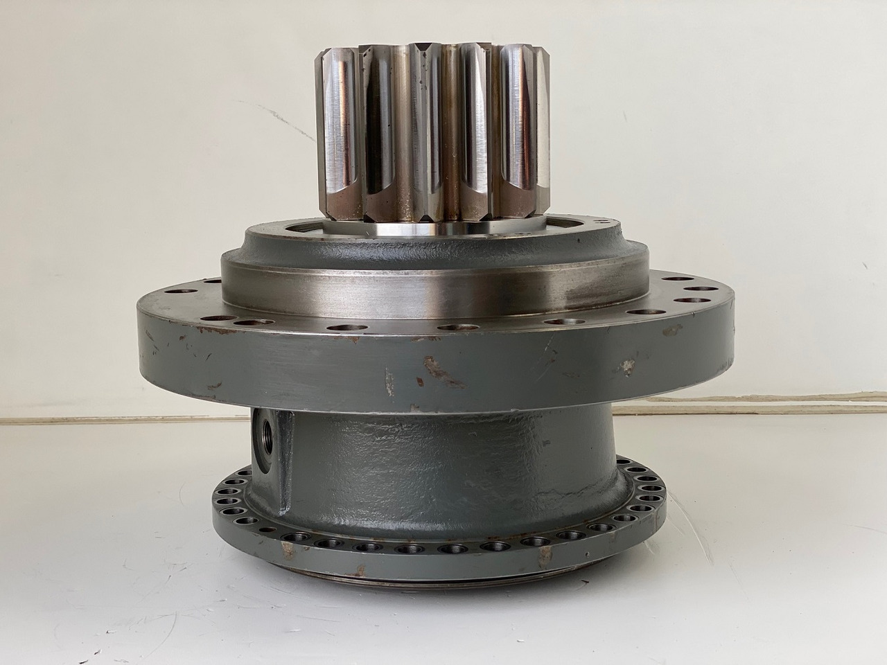 Liebherr Abtriebswellengehäuse ID-Nr.90018934 mit Abtriebswelle ID-Nr.90204999. SAT275/260 - SAT275/261 - SAT275/266 - SAT275/289.  #1972#093# - Reductor de rotire pentru Utilaje constructii: Foto 4 Liebherr Abtriebswellengehäuse ID-Nr.90018934 mit Abtriebswelle ID-Nr.90204999. SAT275/260 - SAT275/261 - SAT275/266 - SAT275/289.  #1972#093# - Reductor de rotire pentru Utilaje constructii: Foto 4