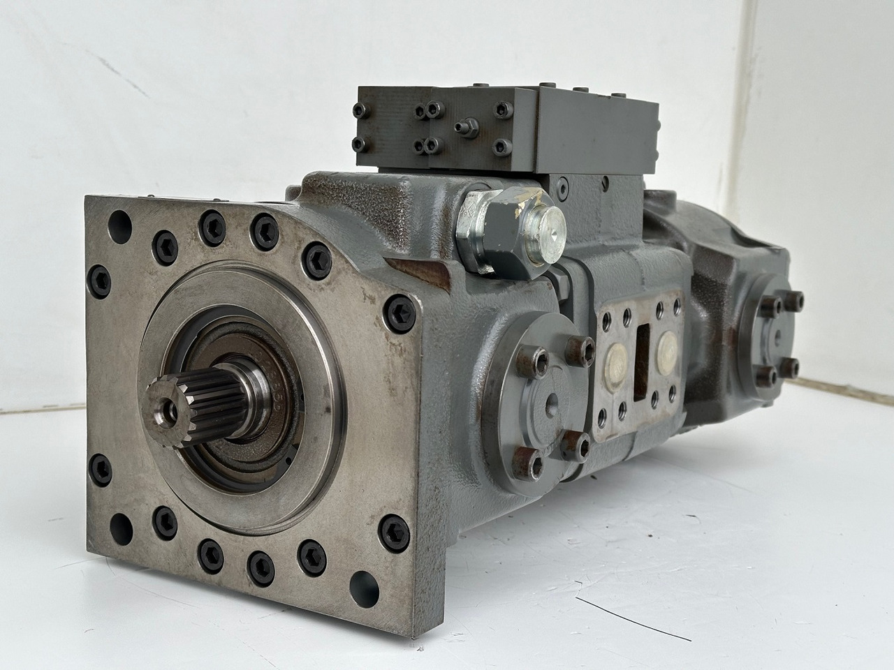Liebherr Hydraulikdoppelpumpe Typ:LPVD 075. ID-Nr.9076806 - ID-Nr.9279749 - ID-Nr.9880487 - ID-Nr.9073988. A902 IND - A904 IND. #9076806.15495# - Pompa hidraulica pentru Utilaje constructii: Foto 4 Liebherr Hydraulikdoppelpumpe Typ:LPVD 075. ID-Nr.9076806 - ID-Nr.9279749 - ID-Nr.9880487 - ID-Nr.9073988. A902 IND - A904 IND. #9076806.15495# - Pompa hidraulica pentru Utilaje constructii: Foto 4