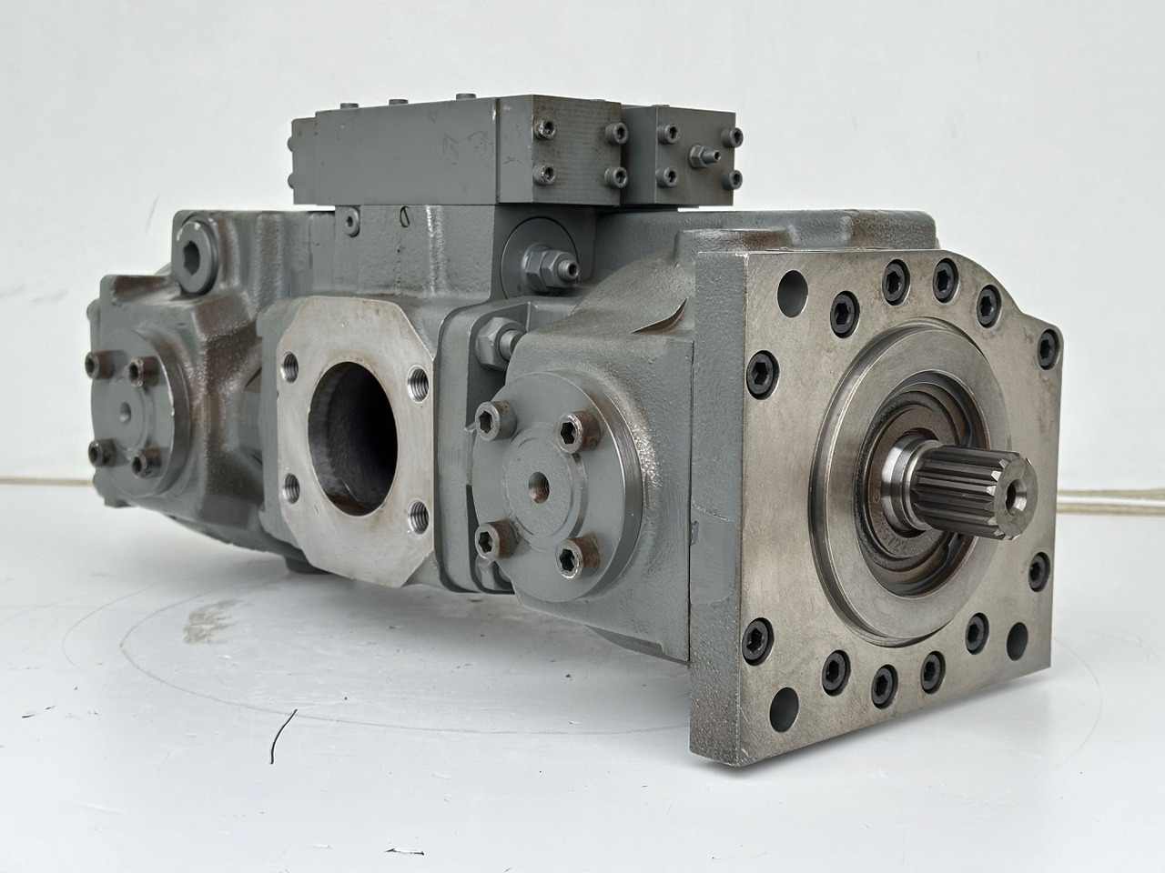 Liebherr Hydraulikdoppelpumpe Typ:LPVD 075. ID-Nr.9076806 - ID-Nr.9279749 - ID-Nr.9880487 - ID-Nr.9073988. A902 IND - A904 IND. #9076806.15495# - Pompa hidraulica pentru Utilaje constructii: Foto 3 Liebherr Hydraulikdoppelpumpe Typ:LPVD 075. ID-Nr.9076806 - ID-Nr.9279749 - ID-Nr.9880487 - ID-Nr.9073988. A902 IND - A904 IND. #9076806.15495# - Pompa hidraulica pentru Utilaje constructii: Foto 3