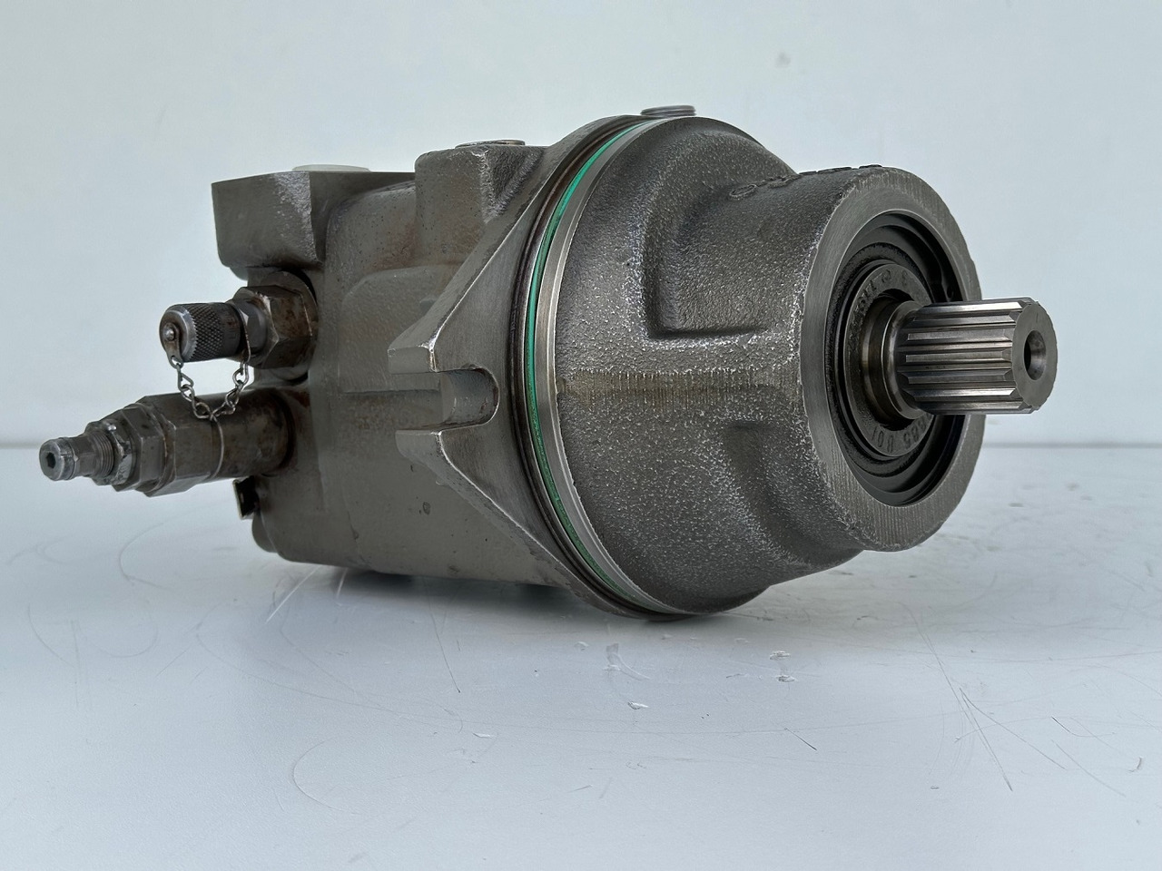 Liebherr Hydraulikeinbaumotor Typ:FMF058, ID-Nr.10122576 - ID-Nr.10145827 - ID-Nr.11371069. LOS1906, P924 COMP , R906, R906 PROTO, R916, R922, R924, R924 COMP, R926 COMP, R926 K LC. #11371069.43199# - Reductor de rotire pentru Utilaje constructii: Foto 2 Liebherr Hydraulikeinbaumotor Typ:FMF058, ID-Nr.10122576 - ID-Nr.10145827 - ID-Nr.11371069. LOS1906, P924 COMP , R906, R906 PROTO, R916, R922, R924, R924 COMP, R926 COMP, R926 K LC. #11371069.43199# - Reductor de rotire pentru Utilaje constructii: Foto 2