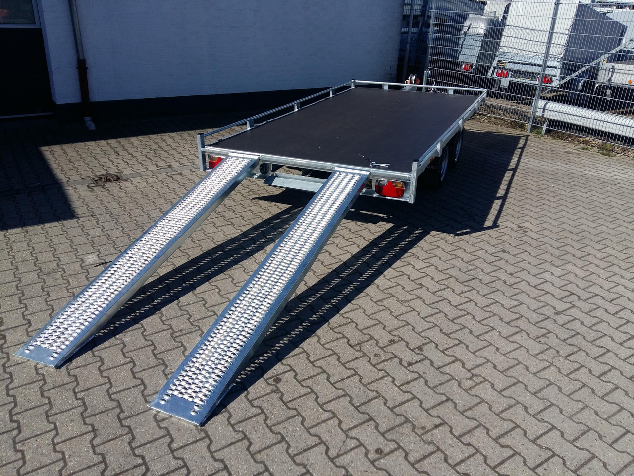 Auto Transporter Atlas 406x200cm Reling Winde Rampen 13" niedrig Fahrwerk (XL) 2700kg Modell 2024 - Remorcă platformă: Foto 2 Auto Transporter Atlas 406x200cm Reling Winde Rampen 13" niedrig Fahrwerk (XL) 2700kg Modell 2024 - Remorcă platformă: Foto 2