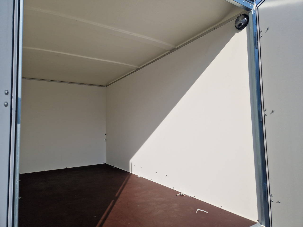 Remorcă furgon Böckmann Koffer KT 4018/27 H weiß 400x185x202cm (XL) 2700kg Modell 2024: Foto 6 Remorcă furgon Böckmann Koffer KT 4018/27 H weiß 400x185x202cm (XL) 2700kg Modell 2024: Foto 6