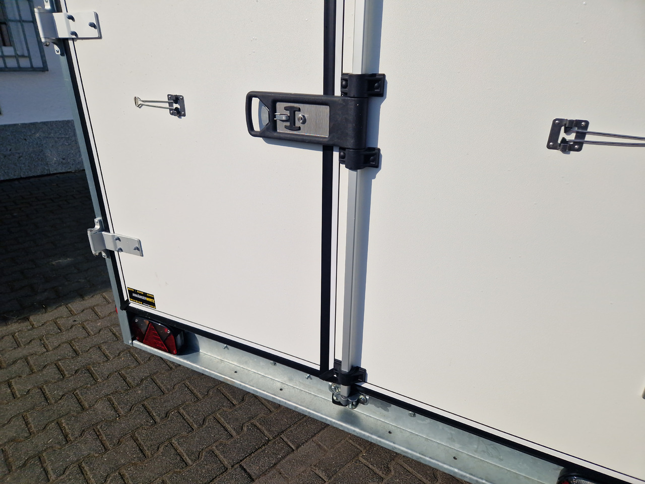 Remorcă furgon Böckmann Koffer KT 4018/27 H weiß 400x185x202cm (XL) 2700kg Modell 2024: Foto 8 Remorcă furgon Böckmann Koffer KT 4018/27 H weiß 400x185x202cm (XL) 2700kg Modell 2024: Foto 8