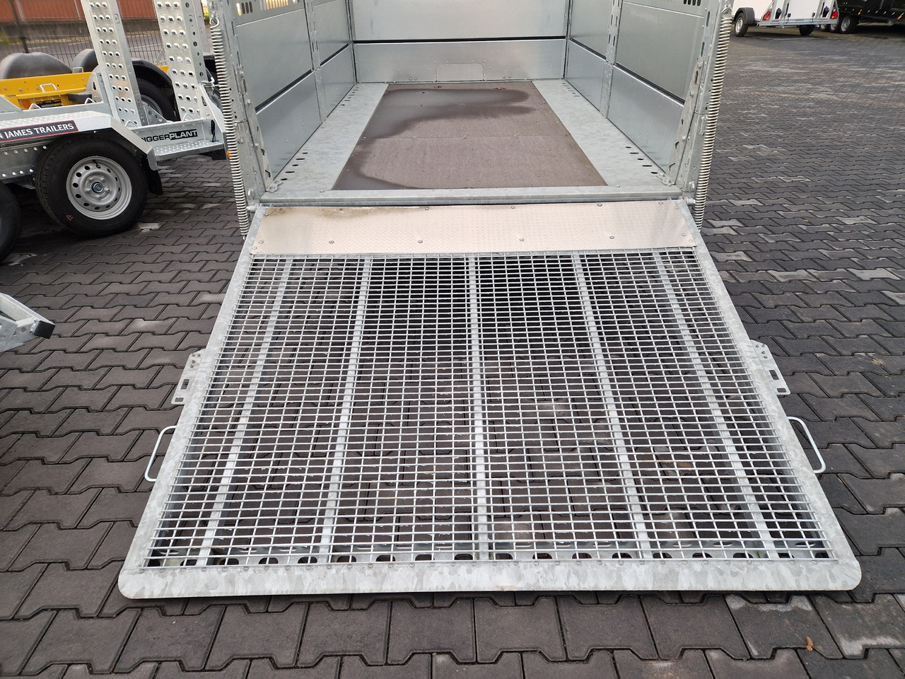 Brian James Trailer Connect 310x188cm black Premium Greenkeeper Alufelgen Tandem 10" 3000kg - Remorcă platformă: Foto 4 Brian James Trailer Connect 310x188cm black Premium Greenkeeper Alufelgen Tandem 10" 3000kg - Remorcă platformă: Foto 4