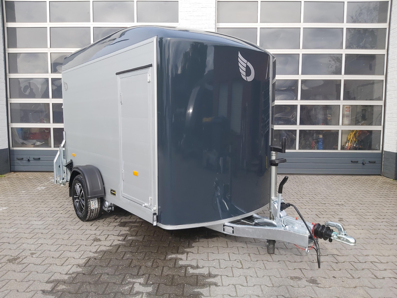 Cargo Roadster 300 300x150x184cm Alu Poly darkgrey Seitentür Alufelgen darkline 100km/H 1300kg - Remorcă furgon: Foto 1 Cargo Roadster 300 300x150x184cm Alu Poly darkgrey Seitentür Alufelgen darkline 100km/H 1300kg - Remorcă furgon: Foto 1