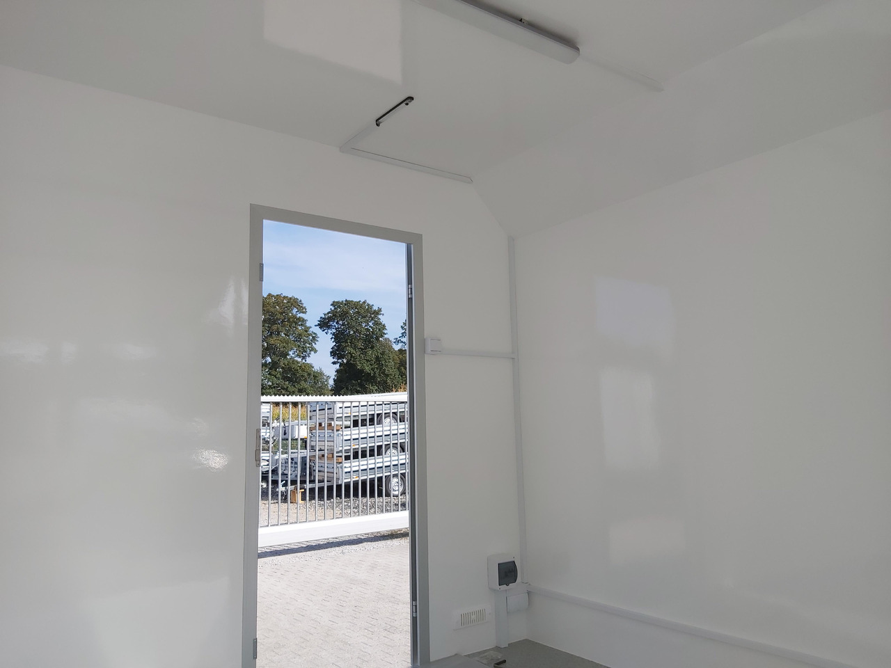 Event Trailer Koffer TWSP M 420T.01 420x220x217cm Seitenklappe Tür 230Volt 100 km/H 2700kg - Rulota comerciala: Foto 5 Event Trailer Koffer TWSP M 420T.01 420x220x217cm Seitenklappe Tür 230Volt 100 km/H 2700kg - Rulota comerciala: Foto 5