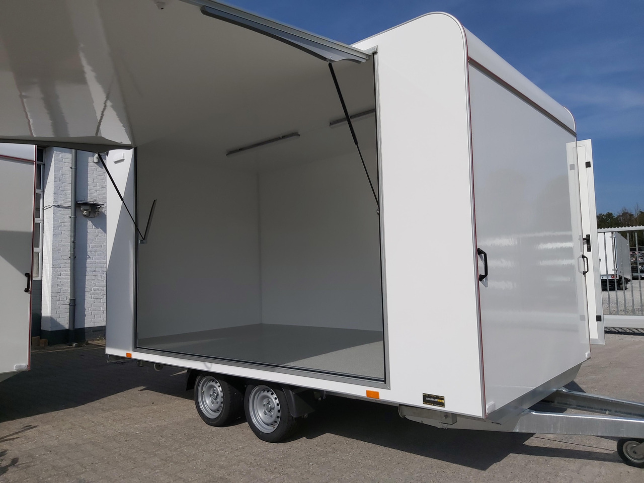 Event Trailer Koffer TWSP M 420T.01 420x220x217cm Seitenklappe Tür 230Volt 100 km/H 2700kg - Rulota comerciala: Foto 2 Event Trailer Koffer TWSP M 420T.01 420x220x217cm Seitenklappe Tür 230Volt 100 km/H 2700kg - Rulota comerciala: Foto 2