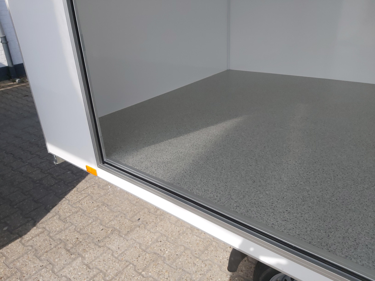 Event Trailer Koffer TWSP M 420T.01 420x220x217cm Seitenklappe Tür 230Volt 100 km/H 2700kg - Rulota comerciala: Foto 4 Event Trailer Koffer TWSP M 420T.01 420x220x217cm Seitenklappe Tür 230Volt 100 km/H 2700kg - Rulota comerciala: Foto 4