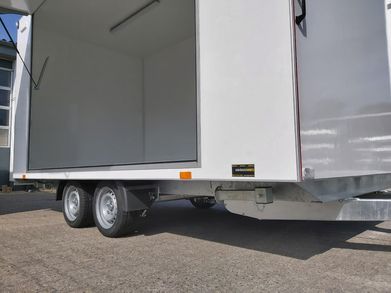 Event Trailer Koffer TWSP M 420T.01 420x220x217cm Seitenklappe Tür 230Volt 100 km/H 2700kg - Rulota comerciala: Foto 3 Event Trailer Koffer TWSP M 420T.01 420x220x217cm Seitenklappe Tür 230Volt 100 km/H 2700kg - Rulota comerciala: Foto 3