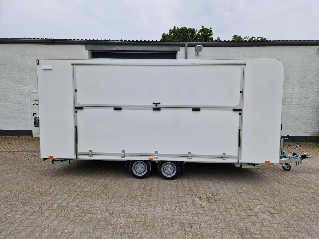 Event Trailer Koffer TWSP M 550T.01 550x220x217cm Seitenklappe Treppe Tür 230VLicht IL 100kmH 2700kg - Rulota comerciala: Foto 4 Event Trailer Koffer TWSP M 550T.01 550x220x217cm Seitenklappe Treppe Tür 230VLicht IL 100kmH 2700kg - Rulota comerciala: Foto 4