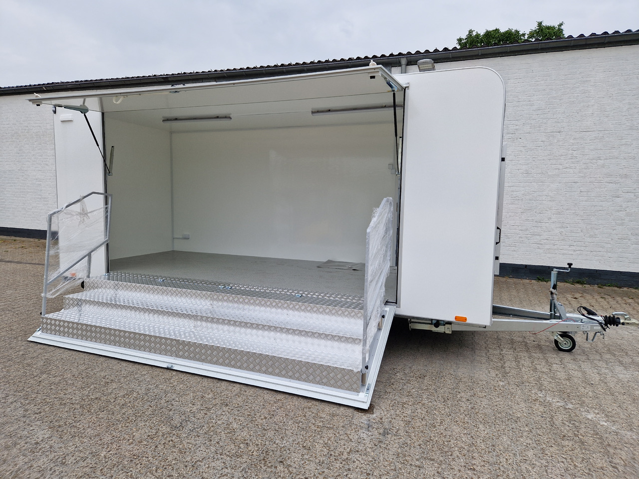 Event Trailer Koffer TWSP M 550T.01 550x220x217cm Seitenklappe Treppe Tür 230VLicht IL 100kmH 2700kg - Rulota comerciala: Foto 1 Event Trailer Koffer TWSP M 550T.01 550x220x217cm Seitenklappe Treppe Tür 230VLicht IL 100kmH 2700kg - Rulota comerciala: Foto 1