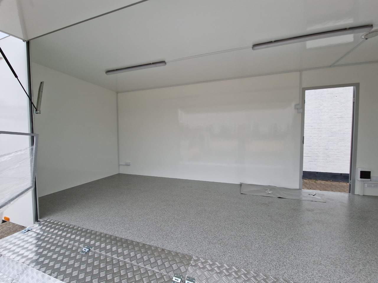 Event Trailer Koffer TWSP M 550T.01 550x220x217cm Seitenklappe Treppe Tür 230VLicht IL 100kmH 2700kg - Rulota comerciala: Foto 5 Event Trailer Koffer TWSP M 550T.01 550x220x217cm Seitenklappe Treppe Tür 230VLicht IL 100kmH 2700kg - Rulota comerciala: Foto 5