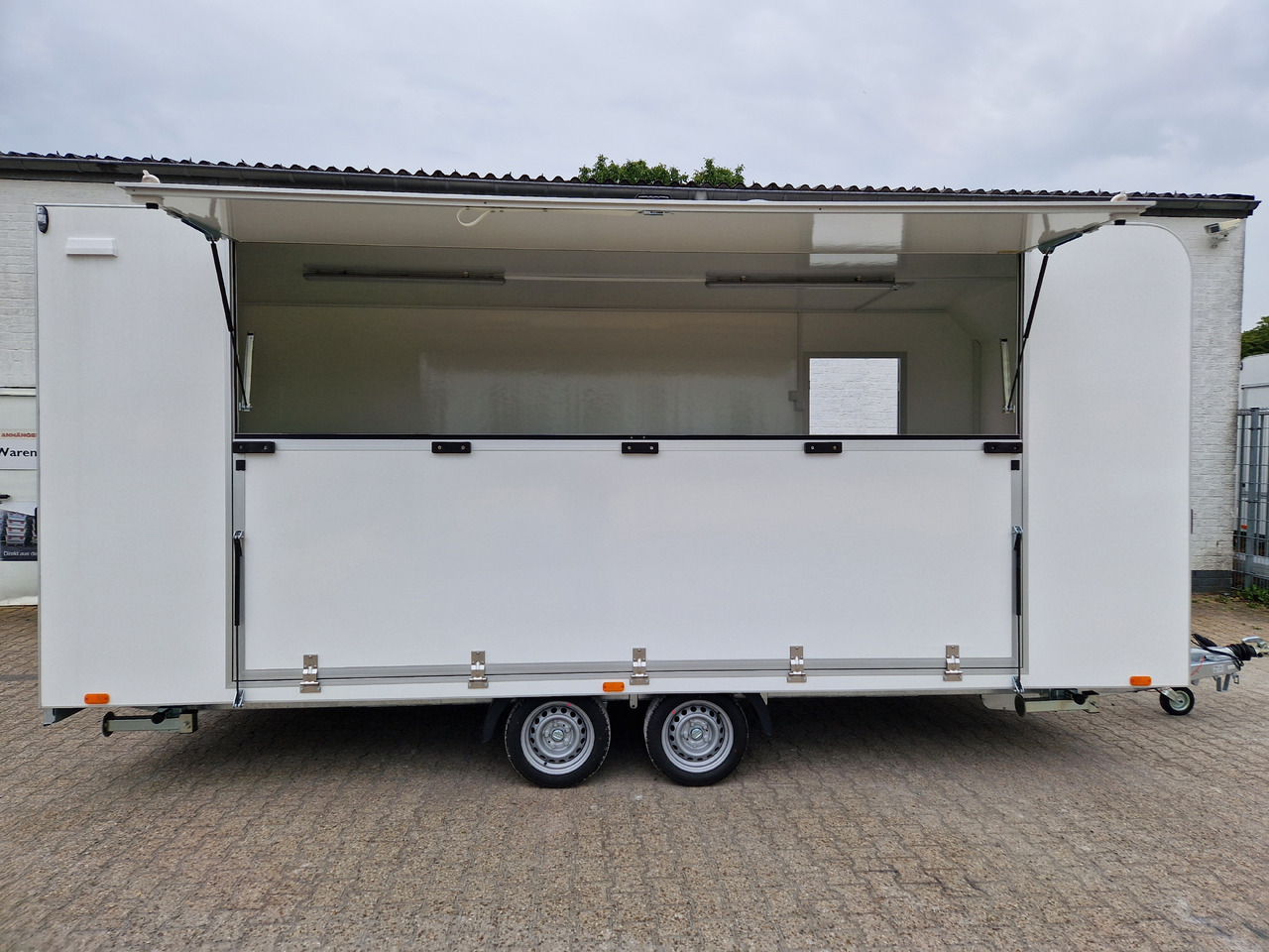 Event Trailer Koffer TWSP M 550T.01 550x220x217cm Seitenklappe Treppe Tür 230VLicht IL 100kmH 2700kg - Rulota comerciala: Foto 3 Event Trailer Koffer TWSP M 550T.01 550x220x217cm Seitenklappe Treppe Tür 230VLicht IL 100kmH 2700kg - Rulota comerciala: Foto 3