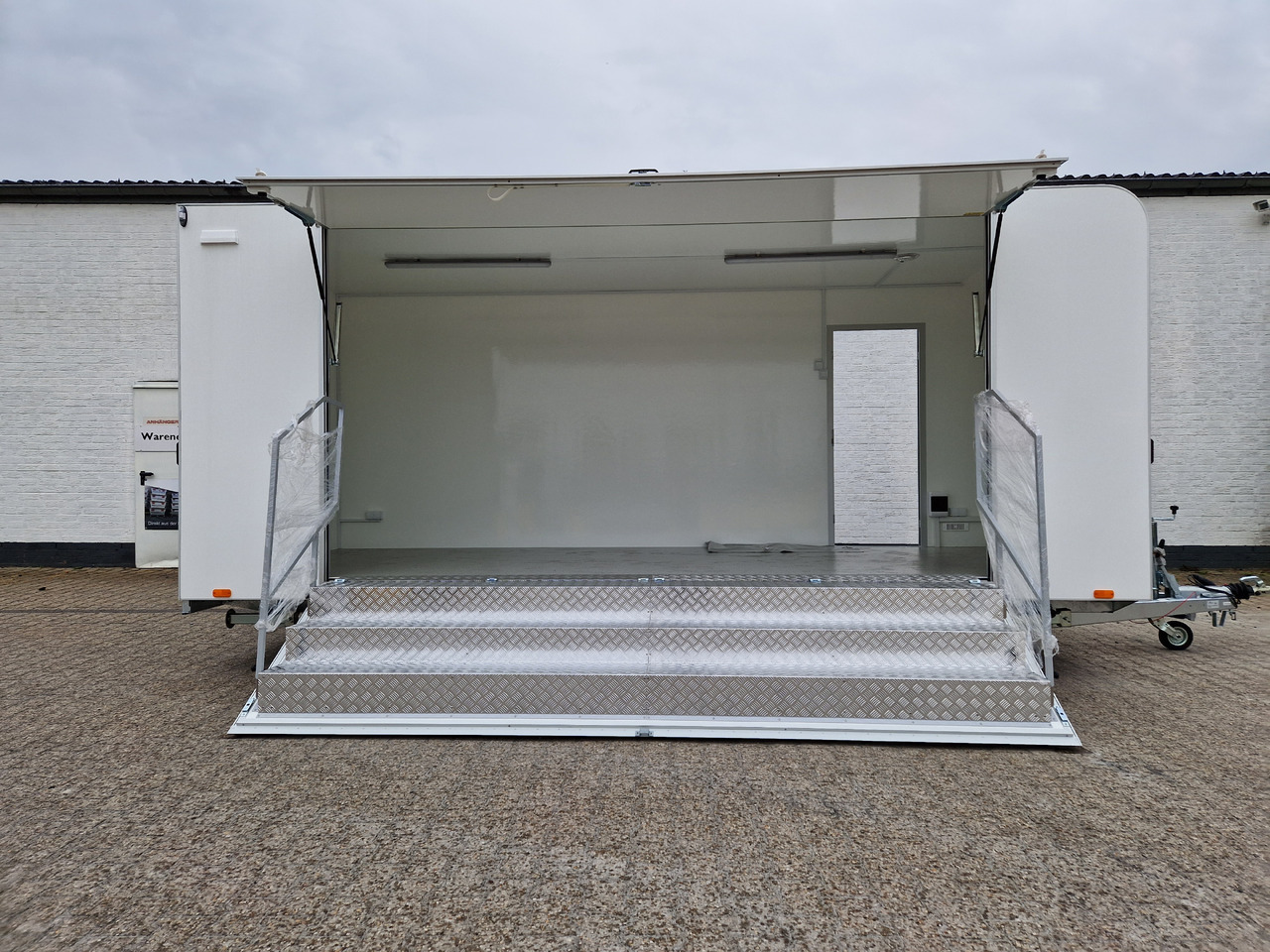 Event Trailer Koffer TWSP M 550T.01 550x220x217cm Seitenklappe Treppe Tür 230VLicht IL 100kmH 2700kg - Rulota comerciala: Foto 2 Event Trailer Koffer TWSP M 550T.01 550x220x217cm Seitenklappe Treppe Tür 230VLicht IL 100kmH 2700kg - Rulota comerciala: Foto 2
