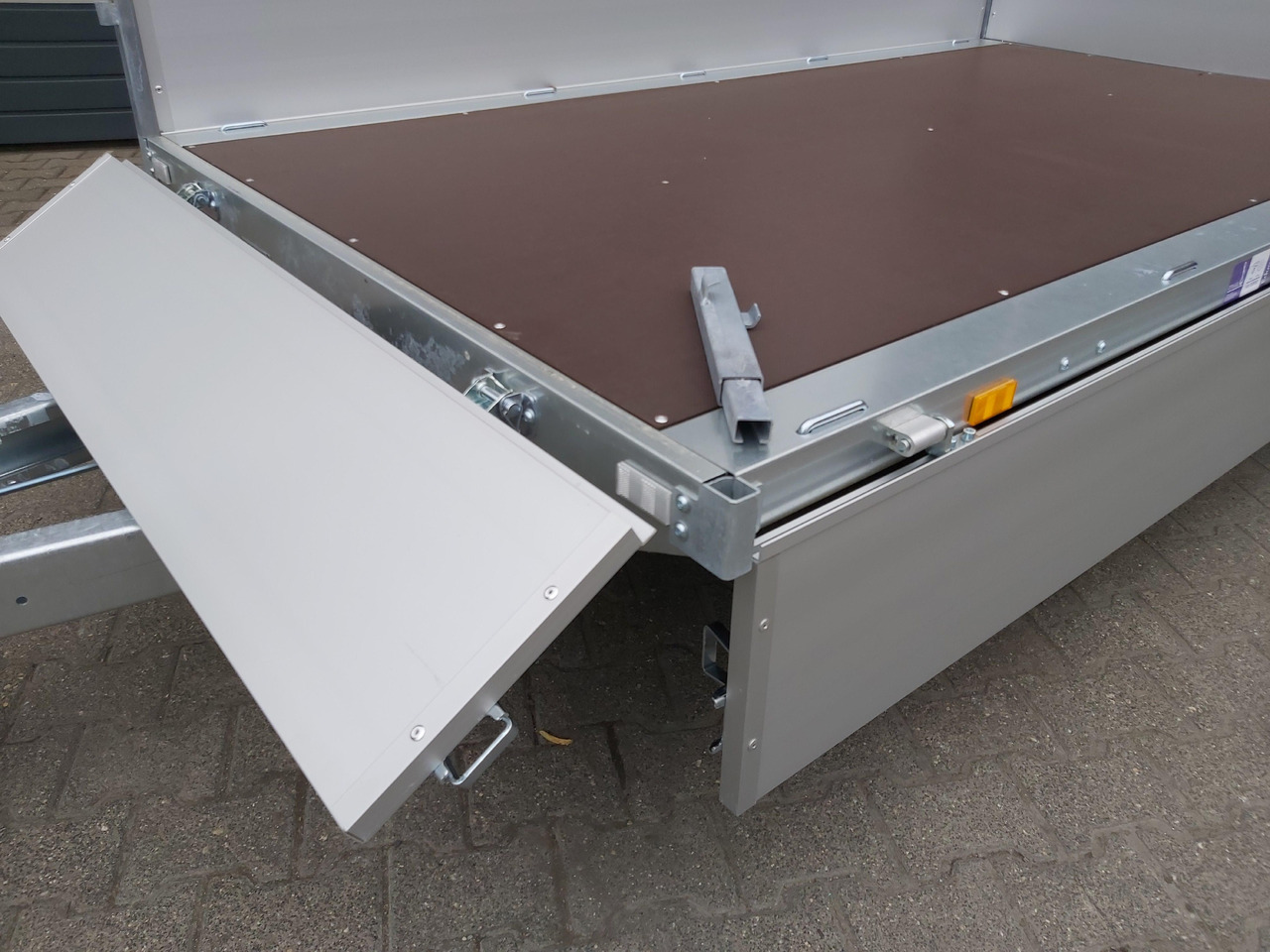 Hochlader light 2514 250x145x30cm Lfh: 56cm niedrig Fahrgestell 10" (S) 2000kg budget Aktion - Remorcă platformă: Foto 4 Hochlader light 2514 250x145x30cm Lfh: 56cm niedrig Fahrgestell 10" (S) 2000kg budget Aktion - Remorcă platformă: Foto 4