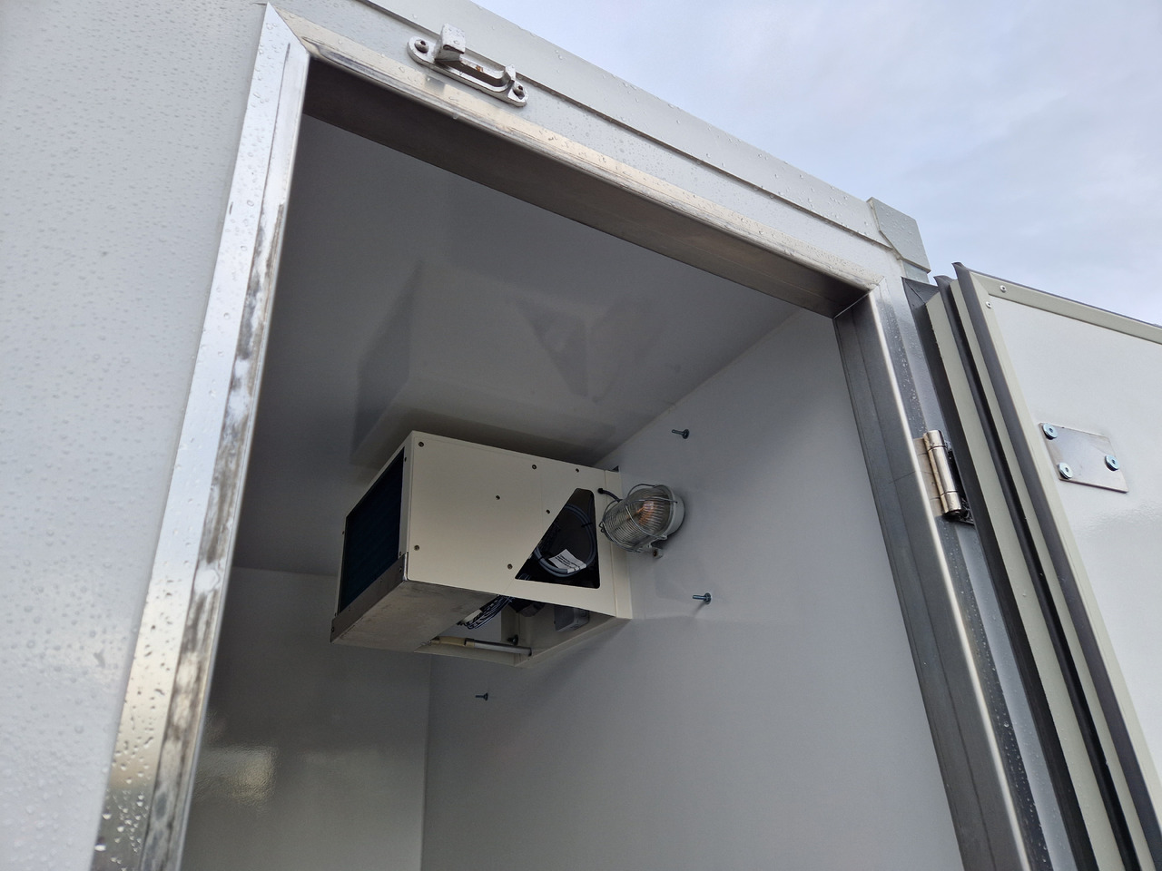 Kargo CoolBoxx FK2736HT 355x162x198cm Seitentür 230V +Kühler Govi Arktik 2000 100km/H 2700kg - Remorcă frigider: Foto 3 Kargo CoolBoxx FK2736HT 355x162x198cm Seitentür 230V +Kühler Govi Arktik 2000 100km/H 2700kg - Remorcă frigider: Foto 3