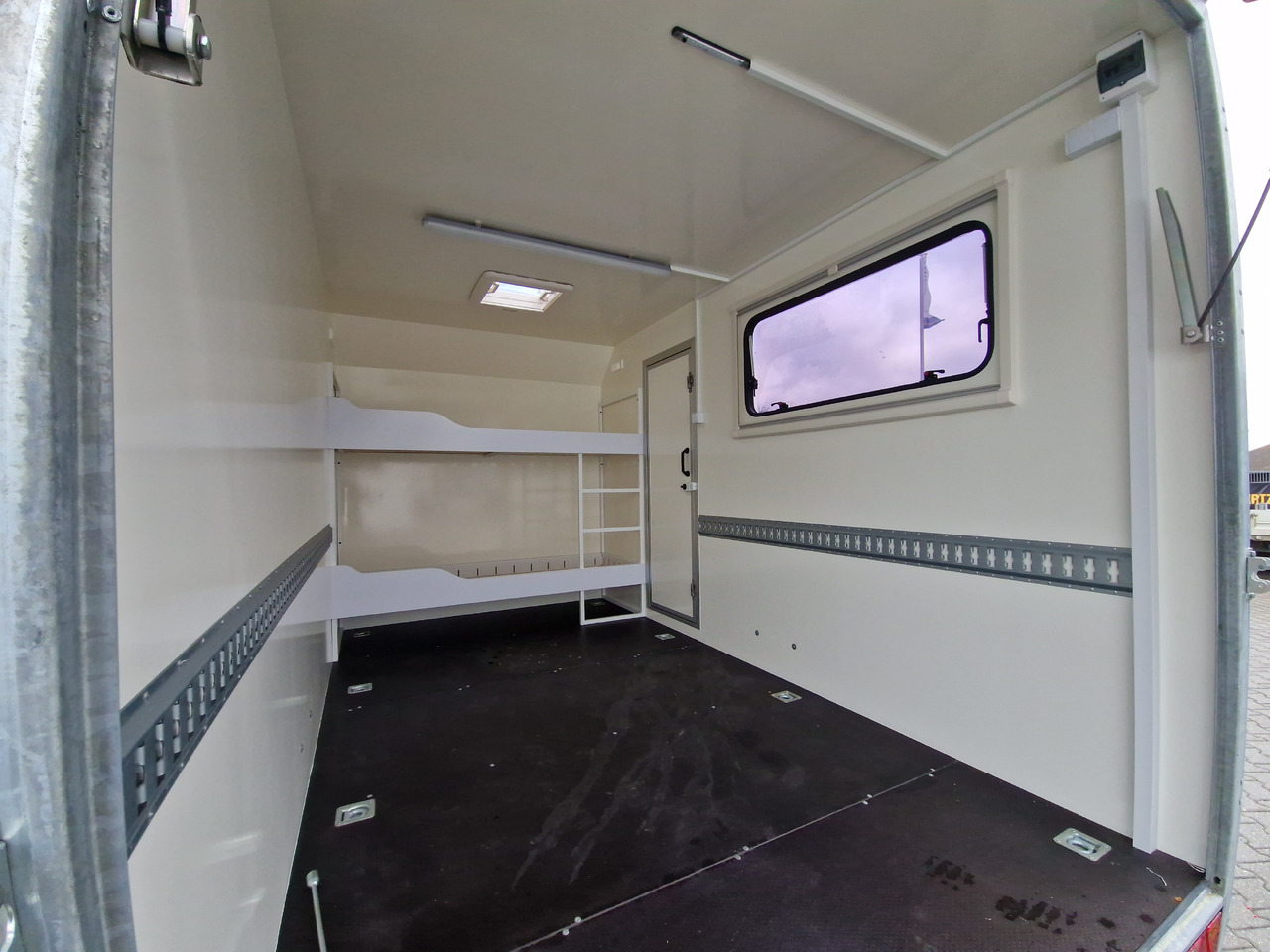 Remorcă furgon Koffer Sport Camp TFS 360.00 360x200x210cm aero Seitentür Heckklappe Fenster Bett 230V IL (L) 1500kg: Foto 10