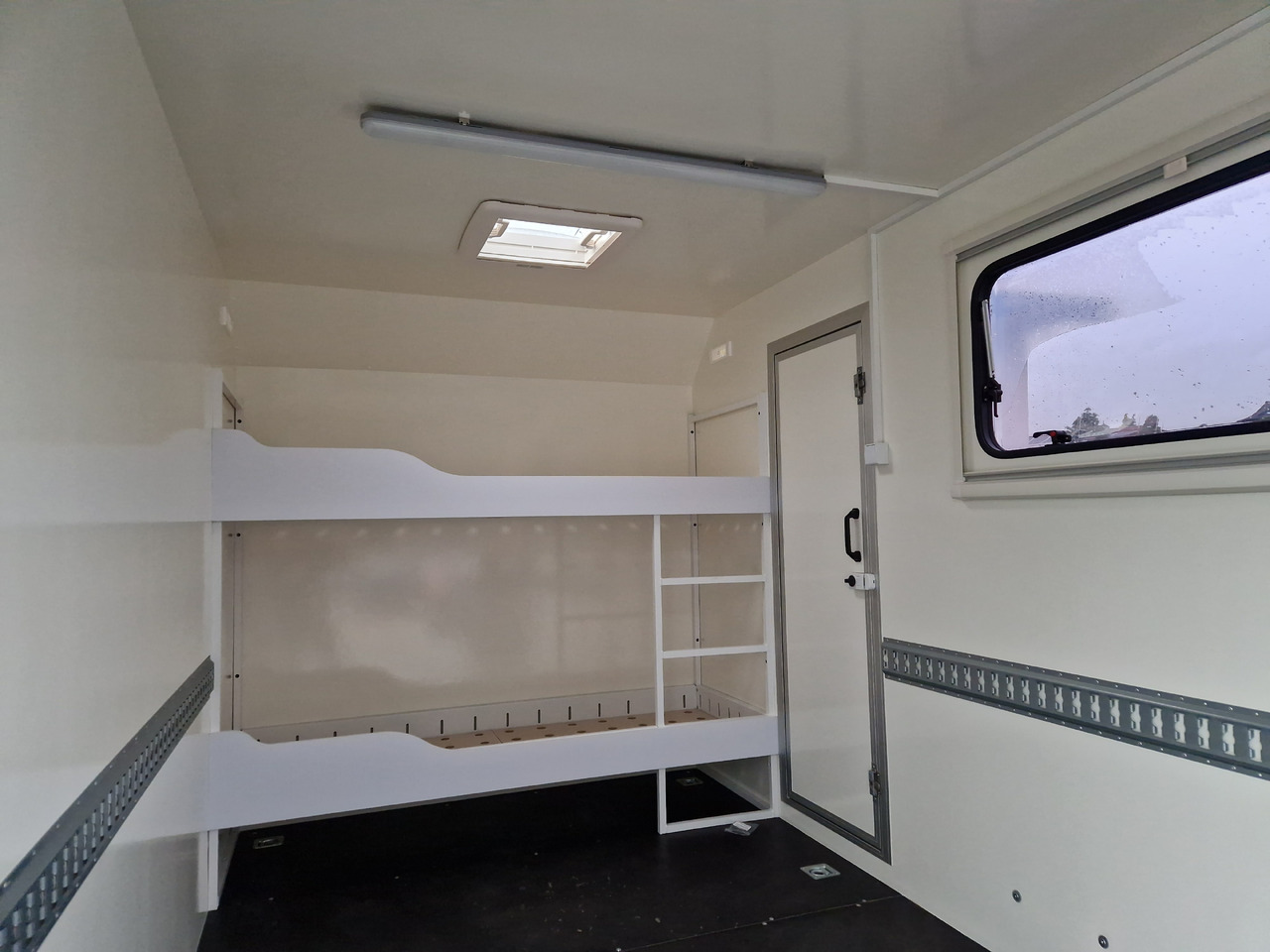 Remorcă furgon Koffer Sport Camp TFS 360.00 360x200x210cm aero Seitentür Heckklappe Fenster Bett 230V IL (L) 1500kg: Foto 7