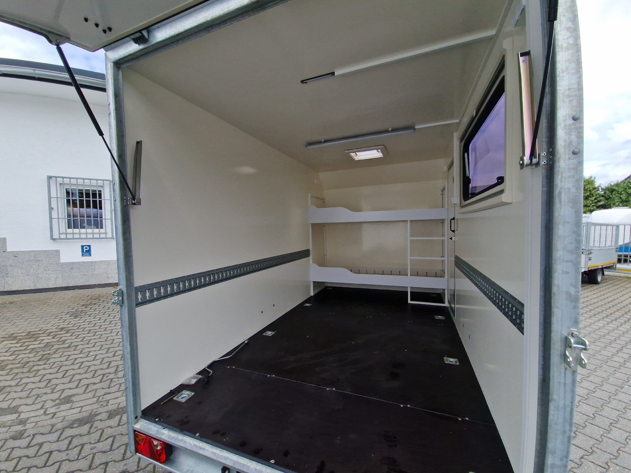 Remorcă furgon Koffer Sport Camp TFS 360.00 360x200x210cm aero Seitentür Heckklappe Fenster Bett 230V IL (L) 1500kg: Foto 9