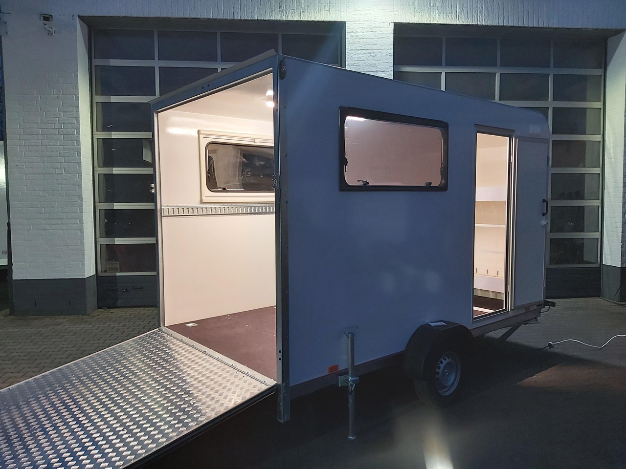 Koffer Sport Camp TFS 360.01 360x200x210cm aero Seitentür Heckrampe Fenster Bett (L) 100kmH 1300kg - Rulotă: Foto 2 Koffer Sport Camp TFS 360.01 360x200x210cm aero Seitentür Heckrampe Fenster Bett (L) 100kmH 1300kg - Rulotă: Foto 2