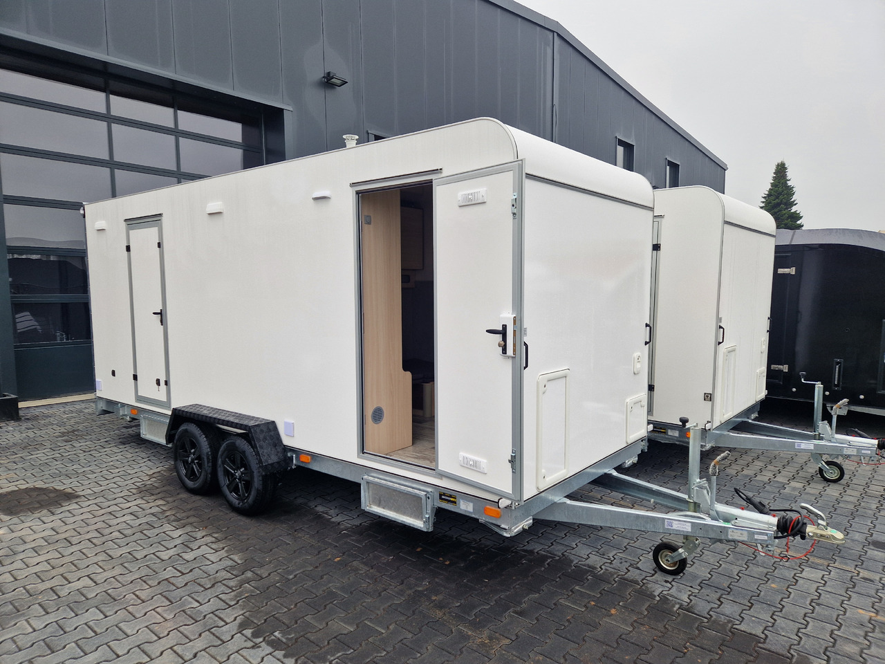 Koffer Sport Camp TFS 550.01 550x200x210cm Laderaum ST & Wohnabteil 2700kg - Rulotă: Foto 3 Koffer Sport Camp TFS 550.01 550x200x210cm Laderaum ST & Wohnabteil 2700kg - Rulotă: Foto 3
